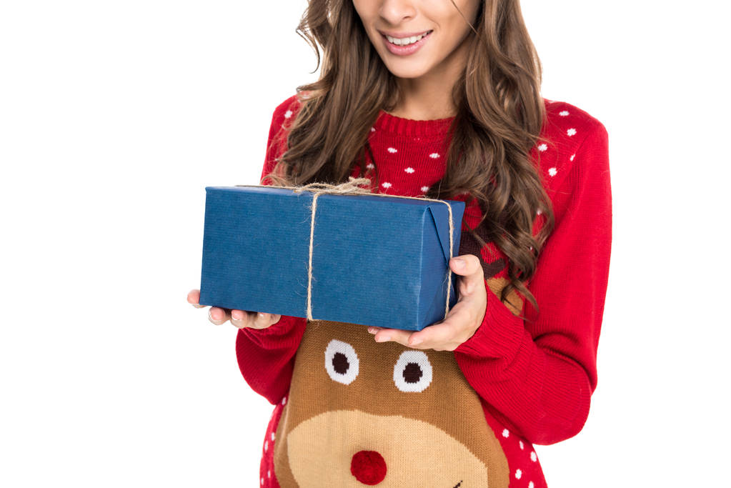 žena držící vánoční dárek - Fotografie, Obrázek
