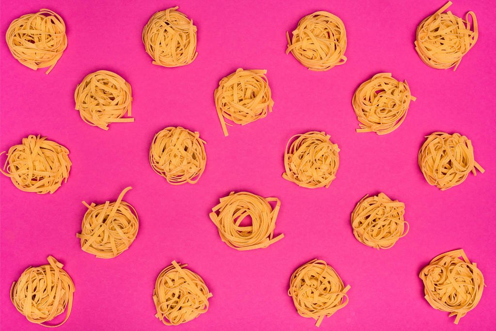 ruwe pasta nesten - Foto, afbeelding