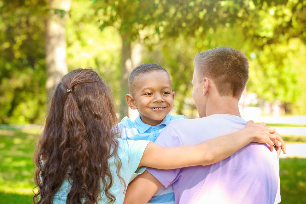 Jeune famille avec adopté afro-américain garçon à l'extérieur
 - Photo, image