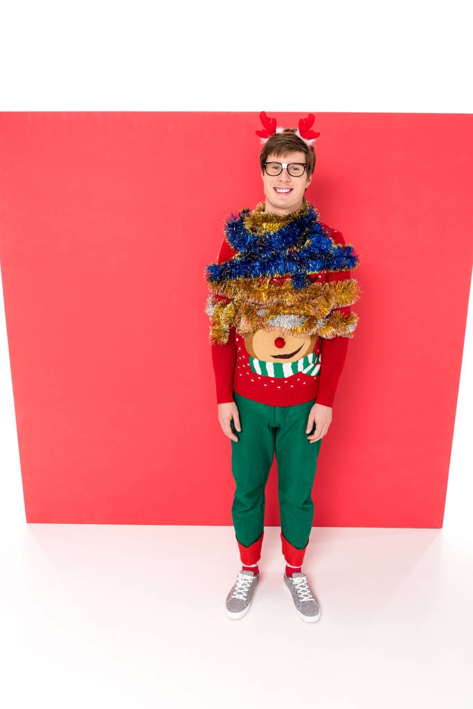 мужчина с рождественскими украшениями
  - Фото, изображение