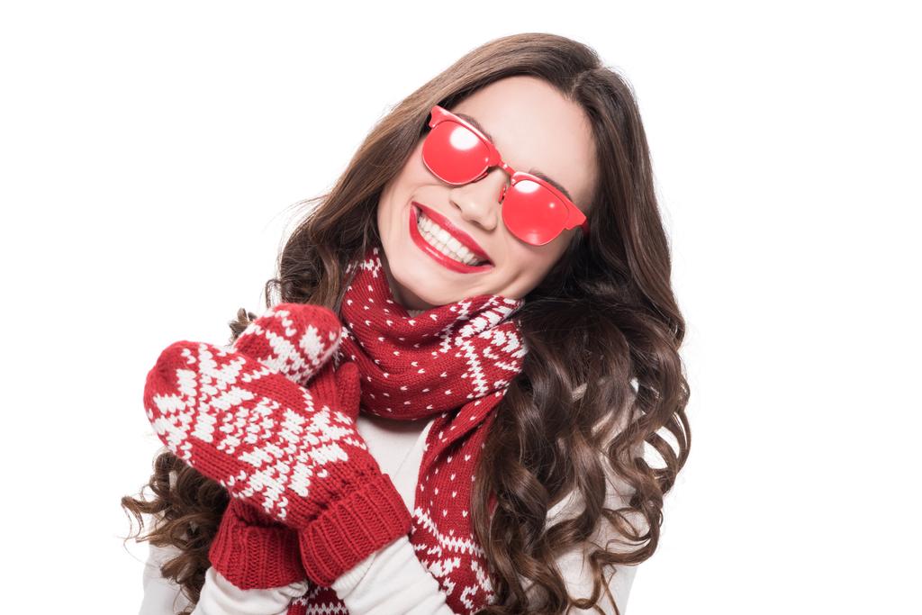 Vrouw in winter kleding in rode zonnebril - Foto, afbeelding