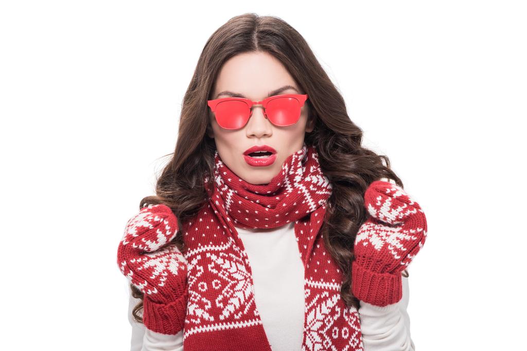 Жінка в шарфі і рукавичках в сонцезахисних окулярах
 - Фото, зображення
