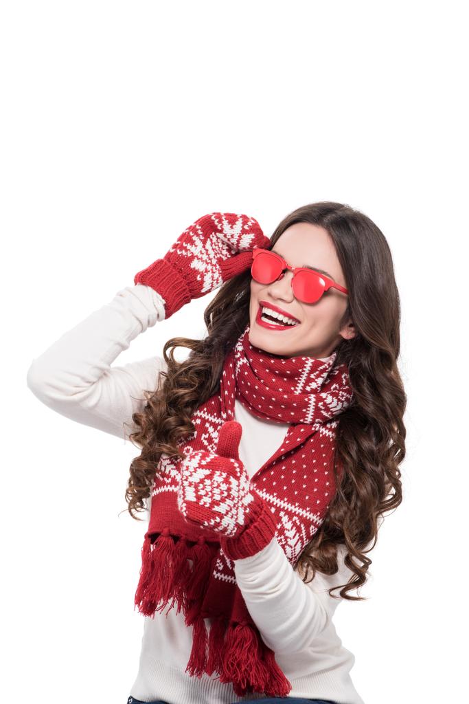 femme en vêtements d'hiver portant des lunettes de soleil
 - Photo, image