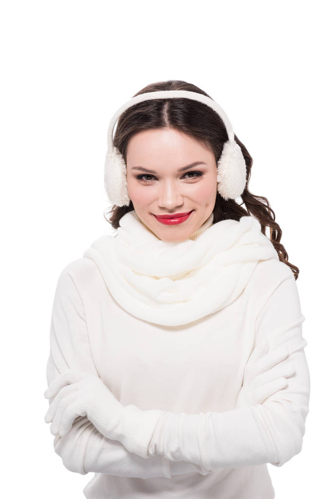 Lachende vrouw in oorkappen en sjaal - Foto, afbeelding