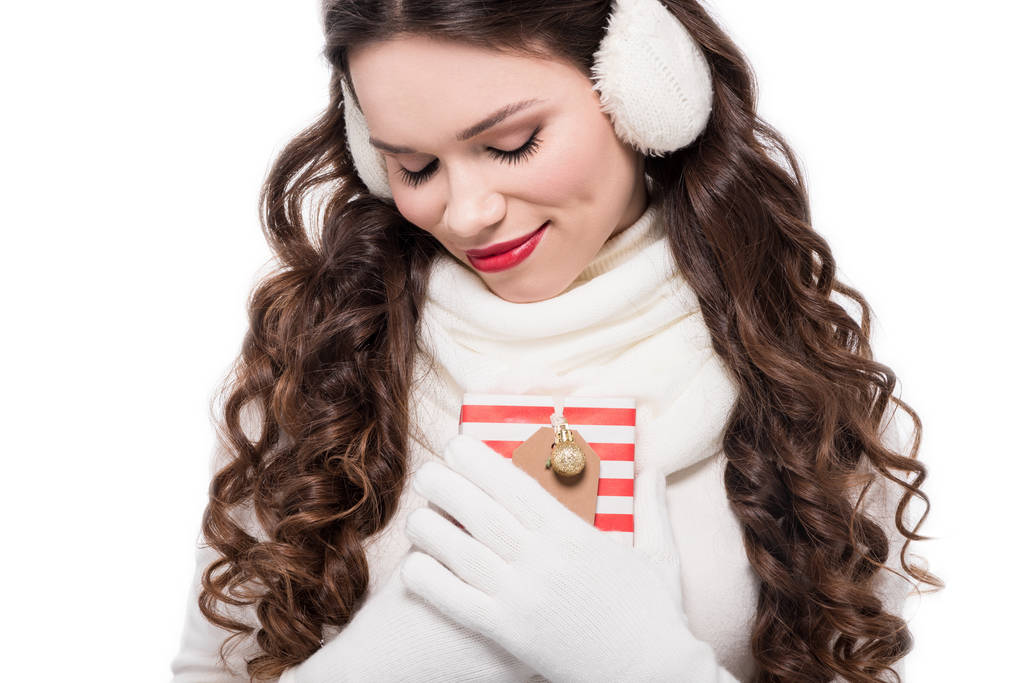 Frau in Ohrenschützer und Schal mit Geschenk - Foto, Bild