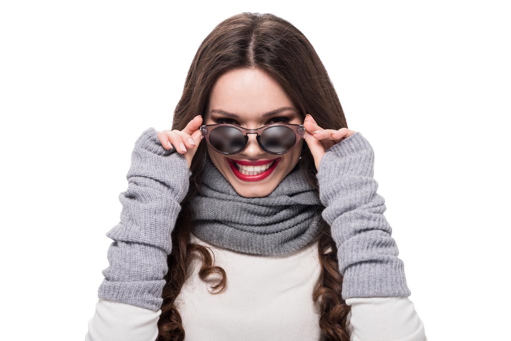 mulher em aquecedores de braço usando óculos escuros
 - Foto, Imagem