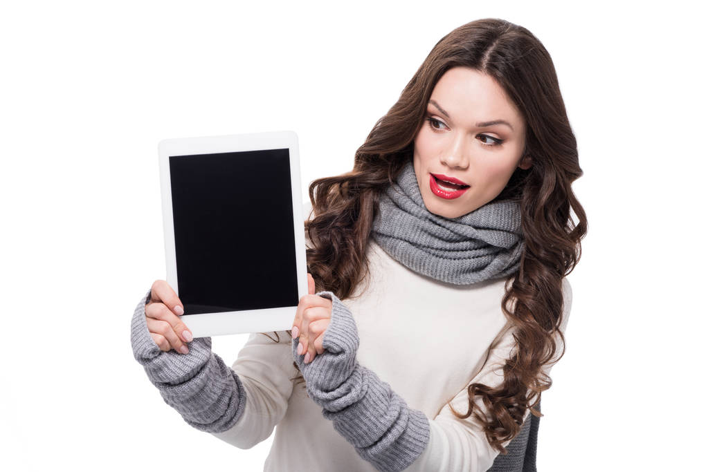 Opgewonden vrouw tonen digitale tablet - Foto, afbeelding