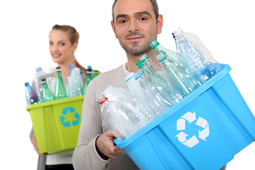 Uomo e donna riciclaggio bottiglie di plastica
 - Foto, immagini