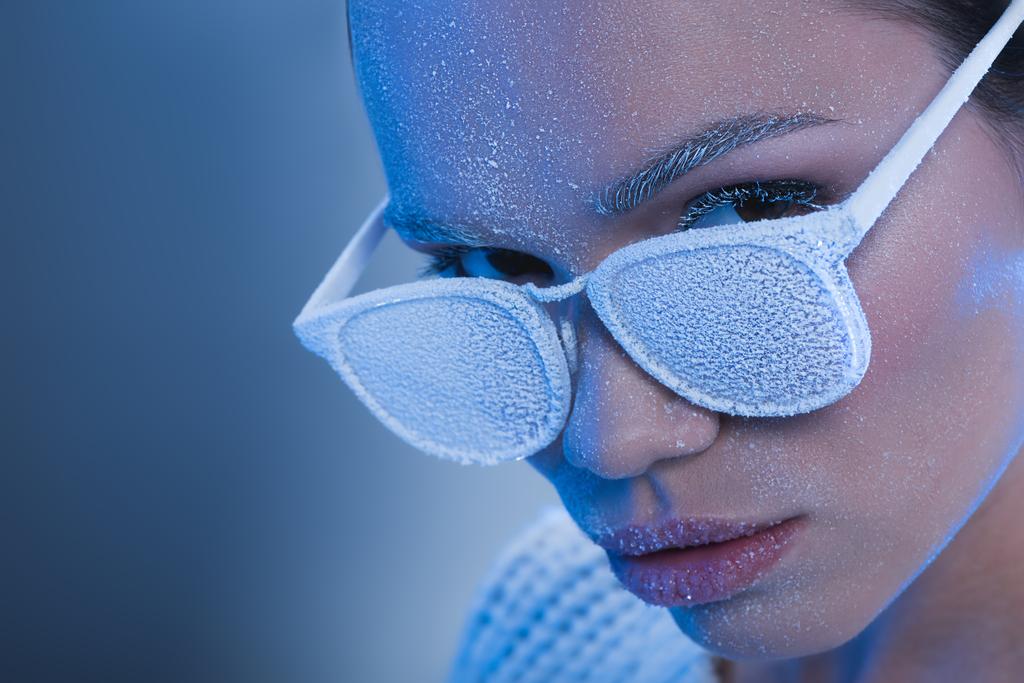 mujer en gafas de sol cubiertas de escarcha
 - Foto, Imagen