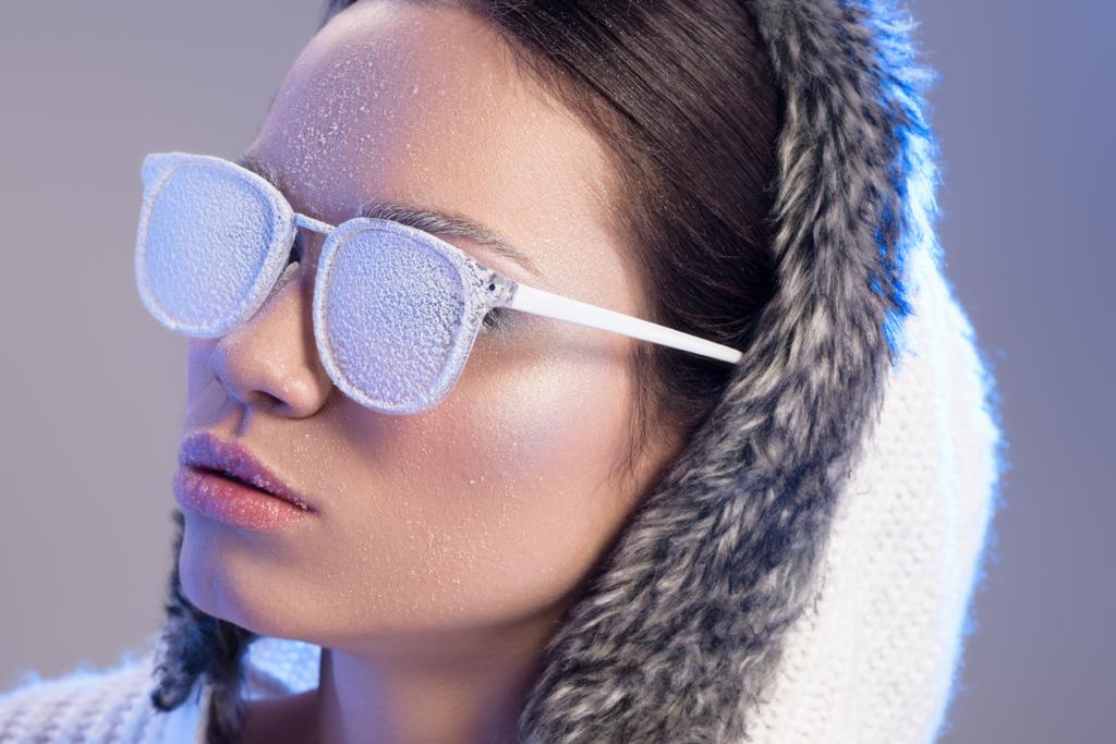 Moderní žena v sluneční brýle v mrazu - Fotografie, Obrázek