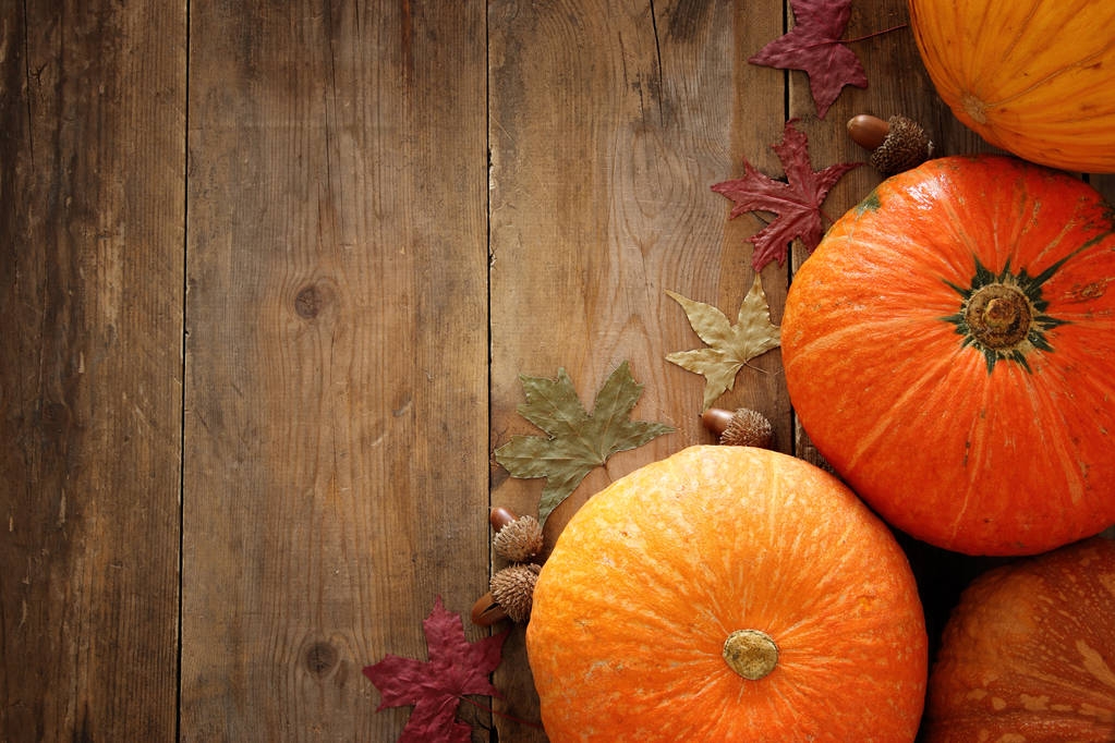 Zucche e foglie autunnali su sfondo di legno. concetto di ringraziamento e Halloween
 - Foto, immagini