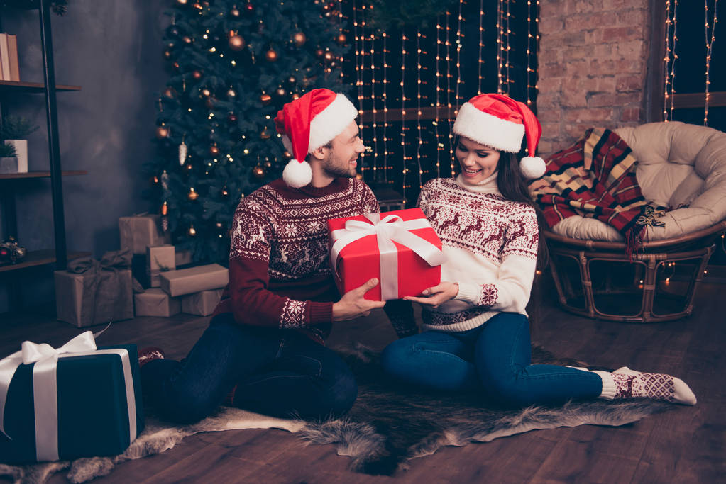 Dulce marido y mujer están recibiendo regalos con cinta blanca, si
 - Foto, Imagen