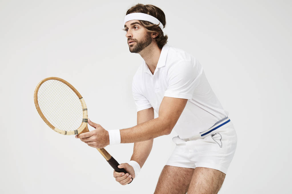 Giocatore di tennis concentrato che tiene la racchetta
 - Foto, immagini
