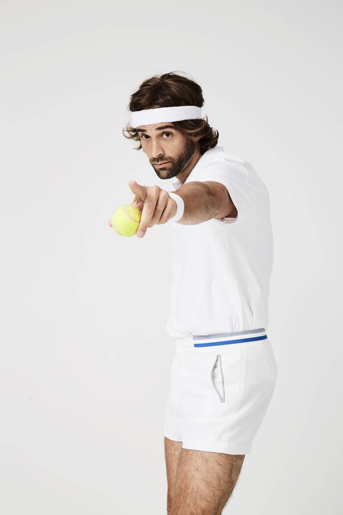 Jogador de tênis mirando com bola
 - Foto, Imagem