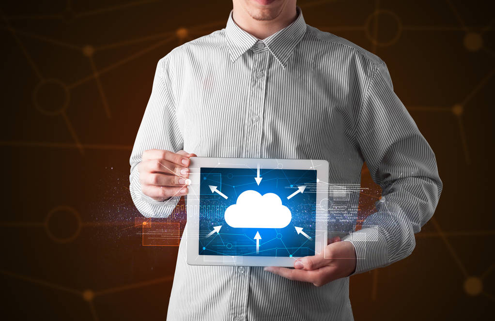 Üzletember gazdaság tabletta-val cloud ikon - Fotó, kép