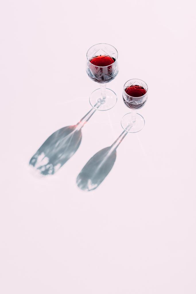 2杯のワイン - 写真・画像