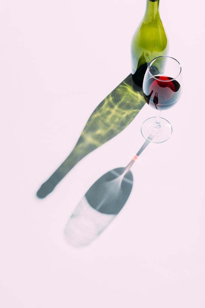 Lasi ja vihreä viinipullo
 - Valokuva, kuva