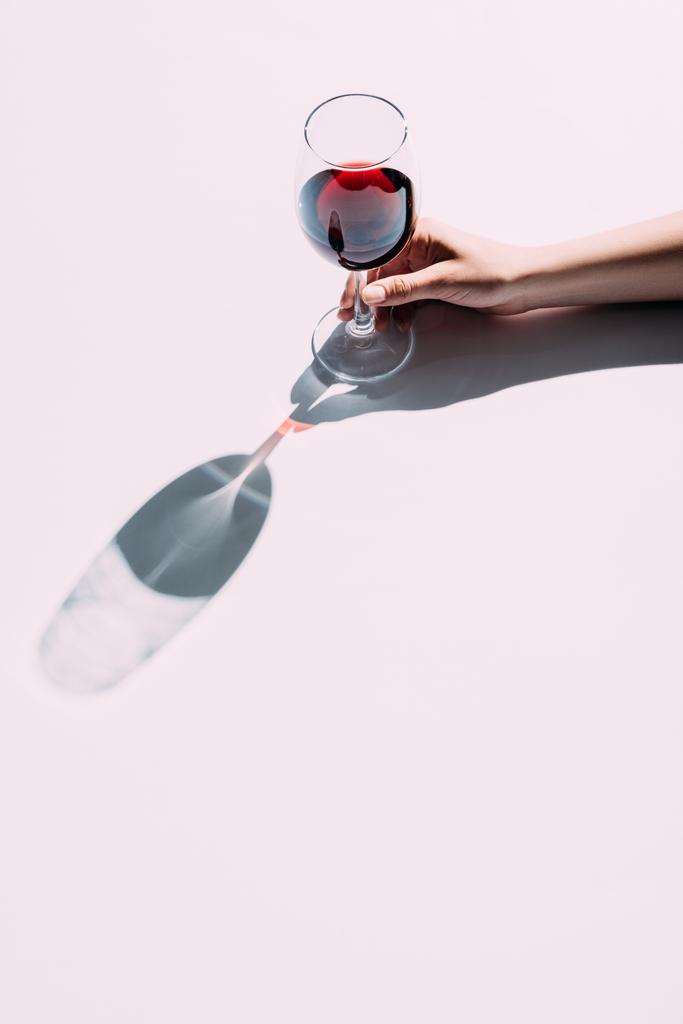 Vrouwelijke hand bedrijf wijnglas - Foto, afbeelding