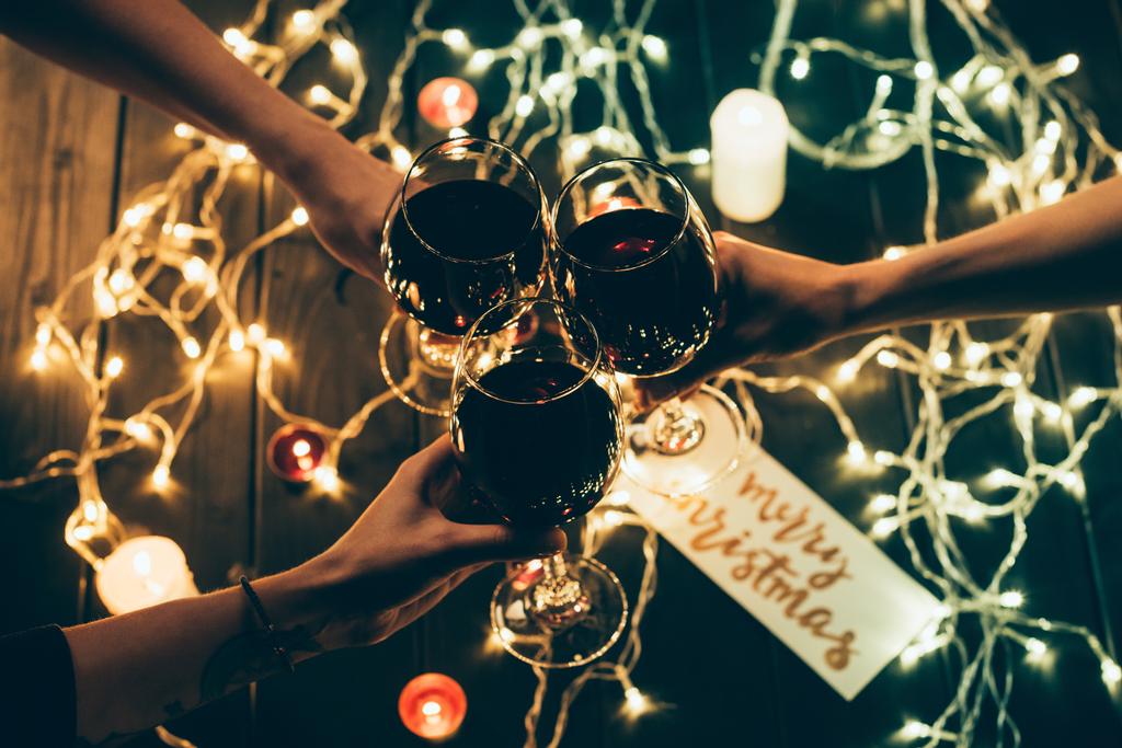 Gruppo di persone clinking bicchieri da vino
 - Foto, immagini