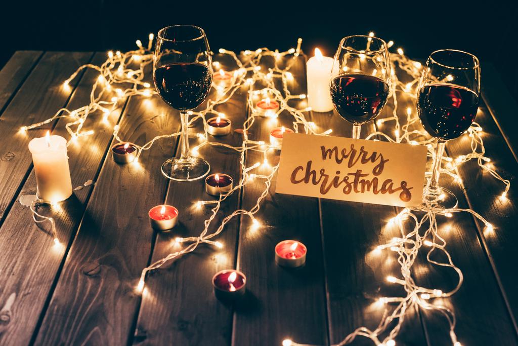 Κόκκινο κρασί και χαρούμενα Χριστούγεννα κάρτα - Φωτογραφία, εικόνα