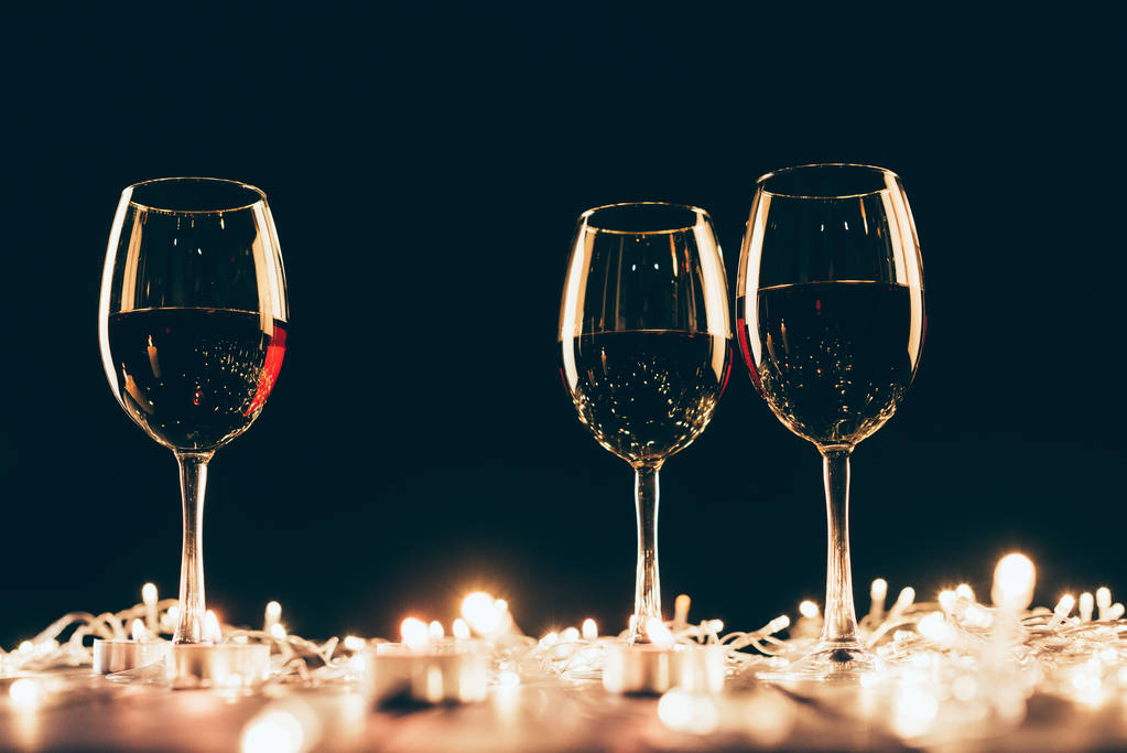 Vasos de vino y luces de hadas
 - Foto, Imagen