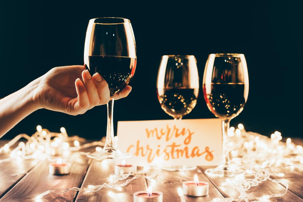 Wineglasses és karácsonyi díszek - Fotó, kép