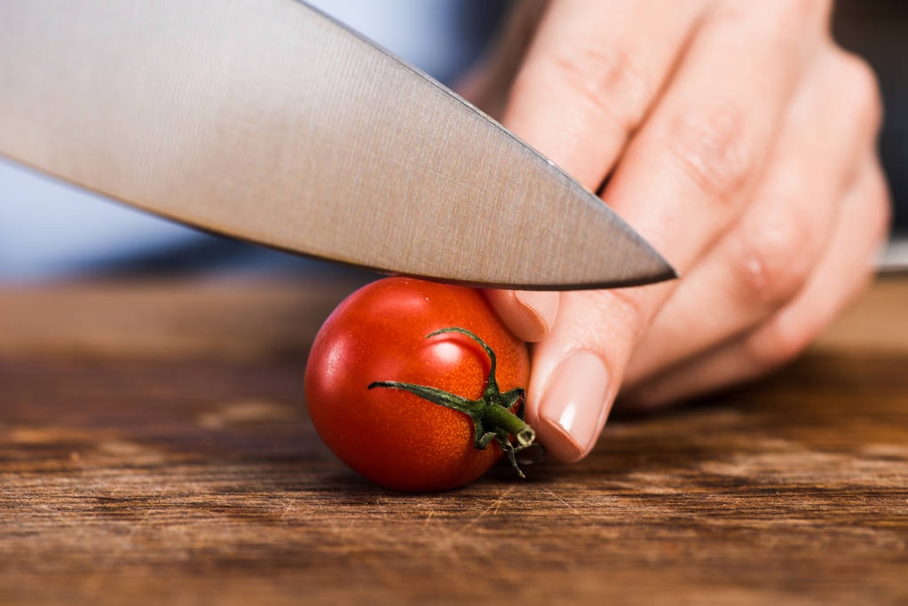 femme coupe tomate cerise
 - Photo, image