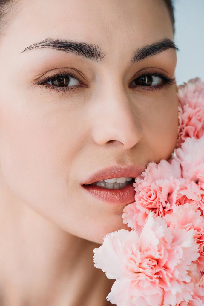 Kobieta z świeżej skóry pozowanie z kwiatami - Zdjęcie, obraz