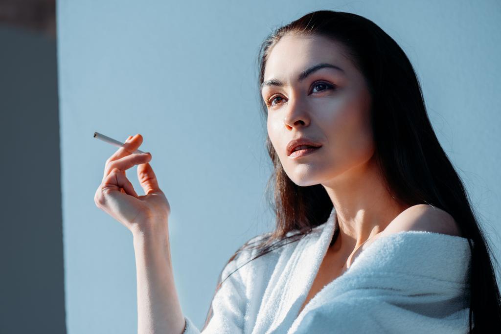 a dohányzás, a gyönyörű nő - Fotó, kép