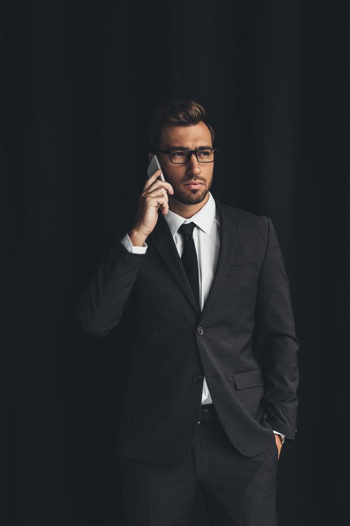 Homme d'affaires parlant par téléphone
  - Photo, image