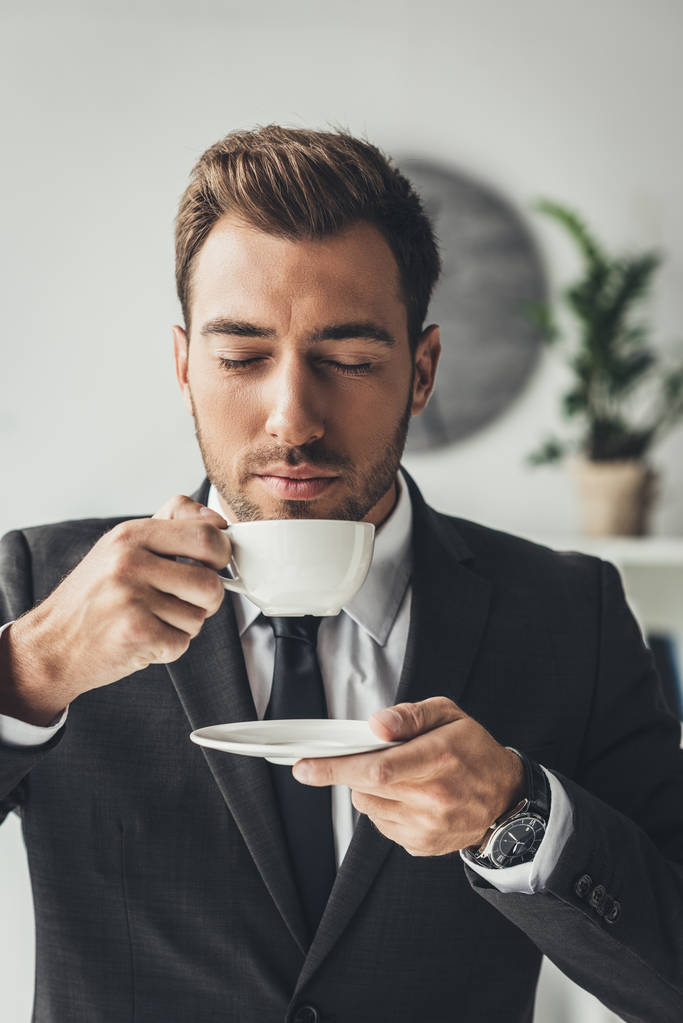 zakenman genieten van heerlijk geurende koffie - Foto, afbeelding