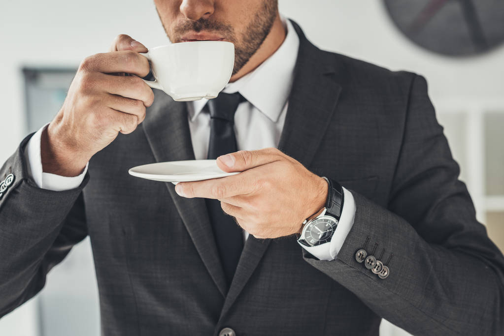 Бизнесмен пьет кофе
 - Фото, изображение