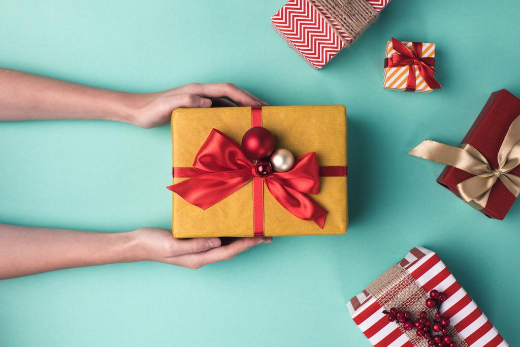 Noel hediyesi kutusunu tutan eller - Fotoğraf, Görsel