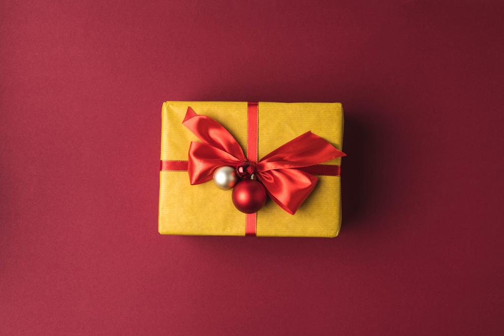 Рождественский подарок с лентой
 - Фото, изображение