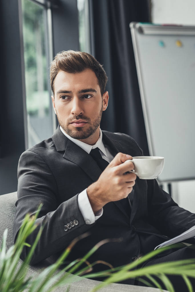 Empresário bebendo café
 - Foto, Imagem