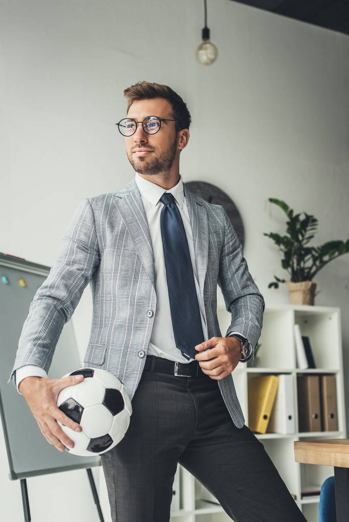 Uomo d'affari con pallone da calcio
 - Foto, immagini