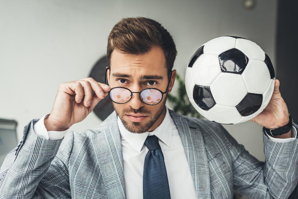 サッカー ボールを持ったビジネスマン - 写真・画像