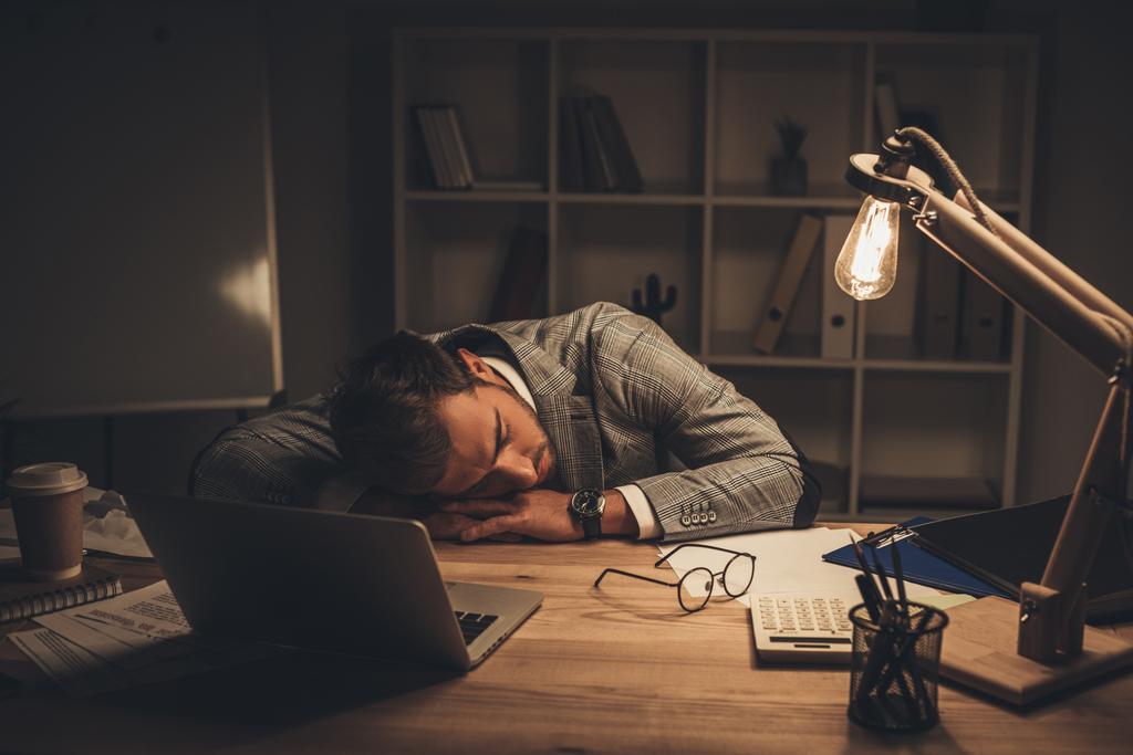 Un hombre de negocios dormido en la oficina
 - Foto, Imagen