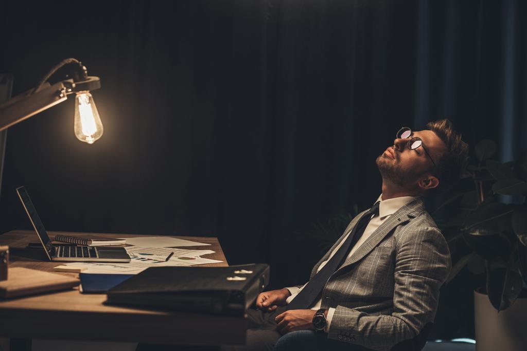 сплячий бізнесмен в офісі
 - Фото, зображення