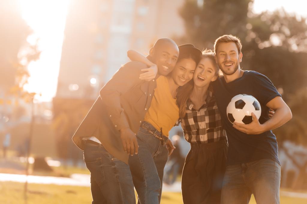 amigos multiculturales con pelota de fútbol
 - Foto, imagen