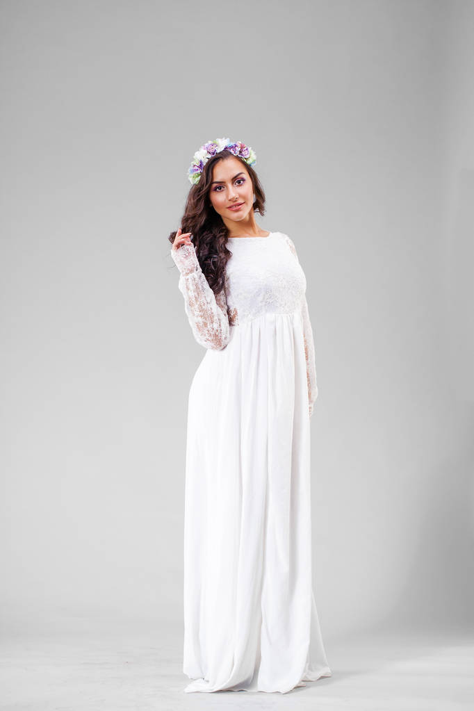 Mladá arabská žena v bílých sexy šaty - Fotografie, Obrázek