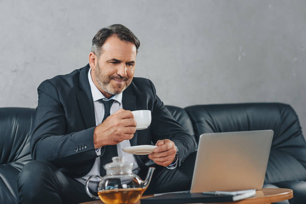Uomo d'affari che beve caffè
 - Foto, immagini