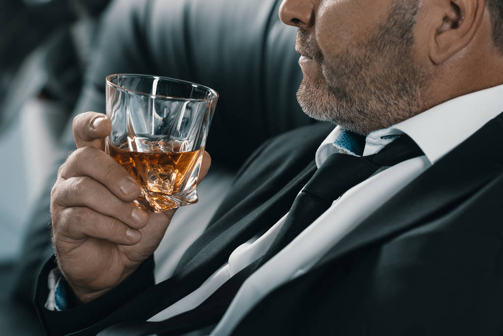 бизнесмен со стаканом виски
 - Фото, изображение