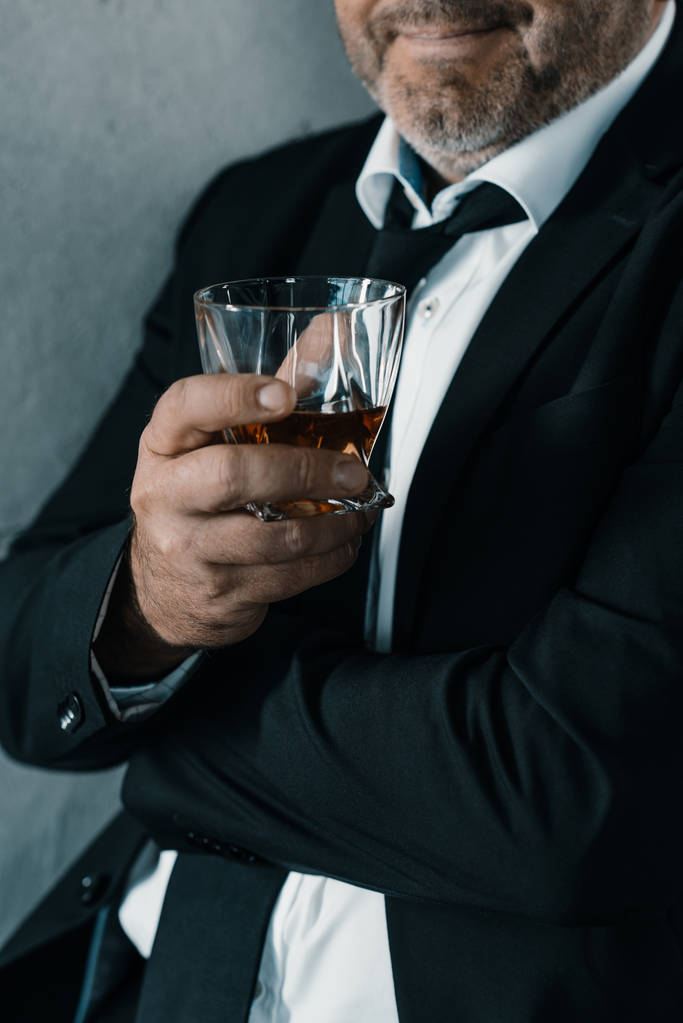 Geschäftsmann mit Glas Whiskey - Foto, Bild