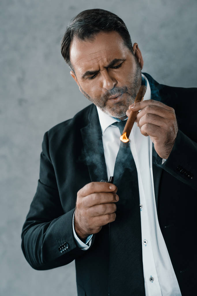 Homme d'affaires fumant cigare
 - Photo, image