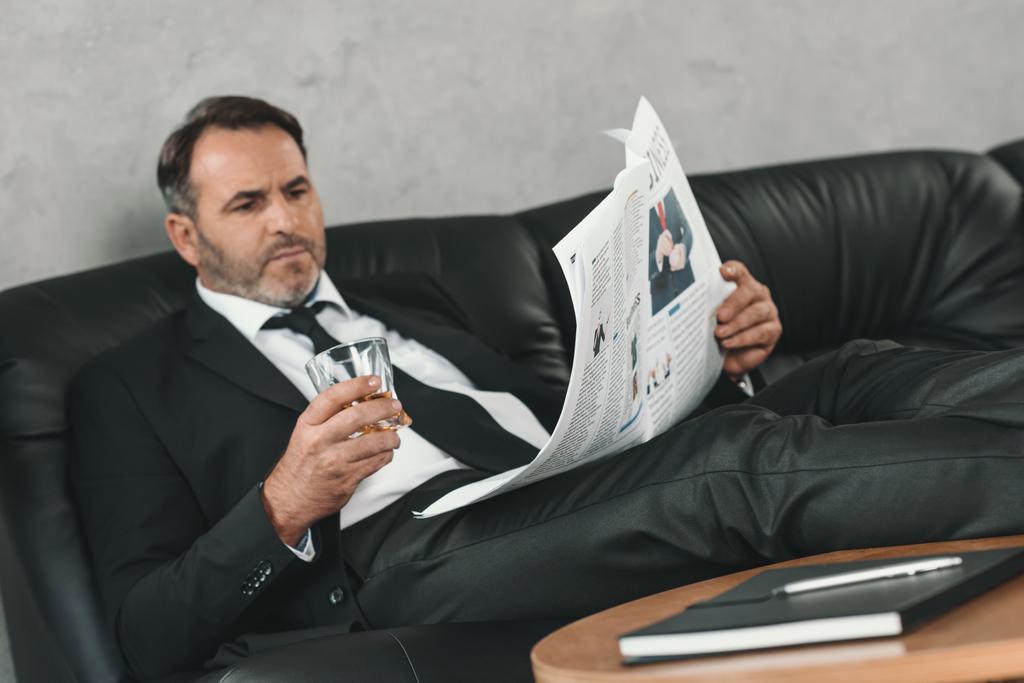 zakenman lezing krant - Foto, afbeelding