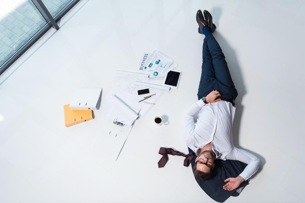 Бизнесмен отдыхает в офисе
 - Фото, изображение