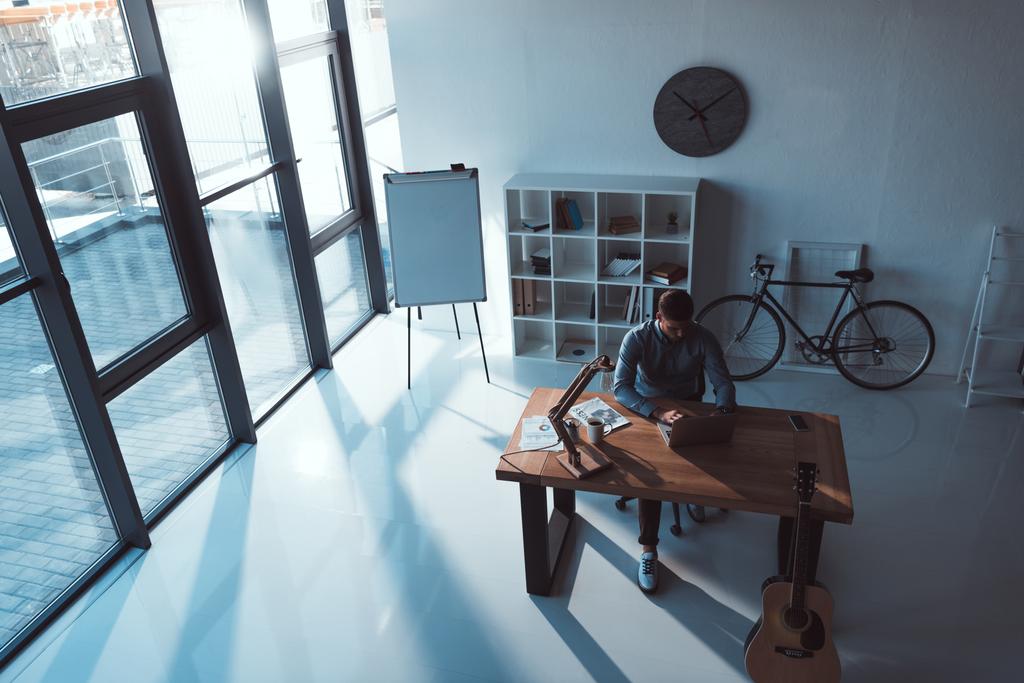 Empresário usando laptop no escritório - Foto, Imagem