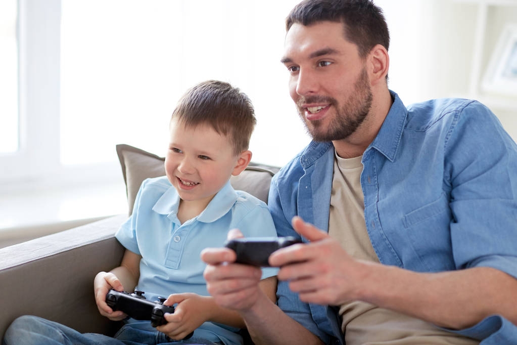 père et fils jouer à un jeu vidéo à la maison - Photo, image