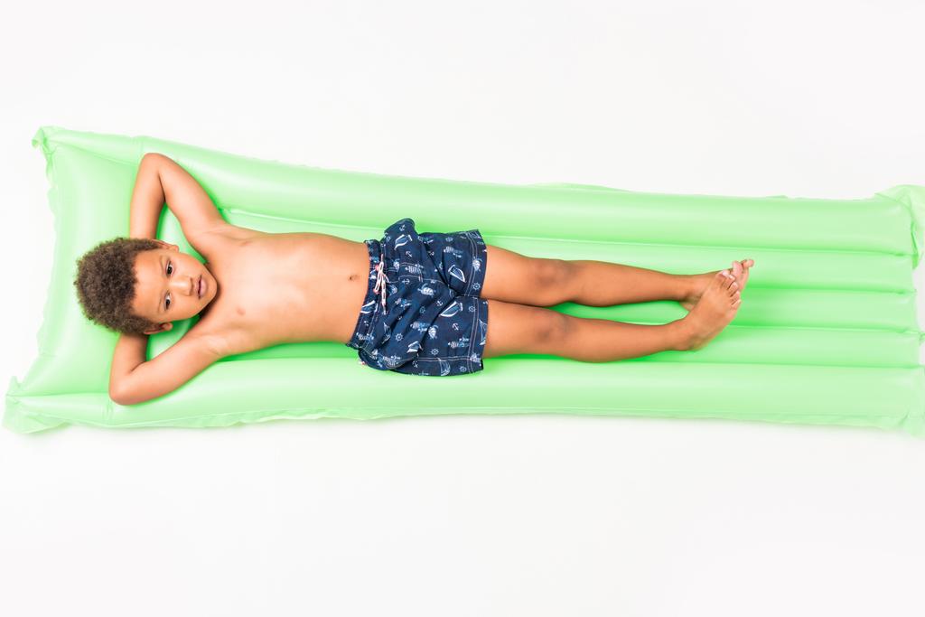 jongen liggend op zwemmen matras - Foto, afbeelding